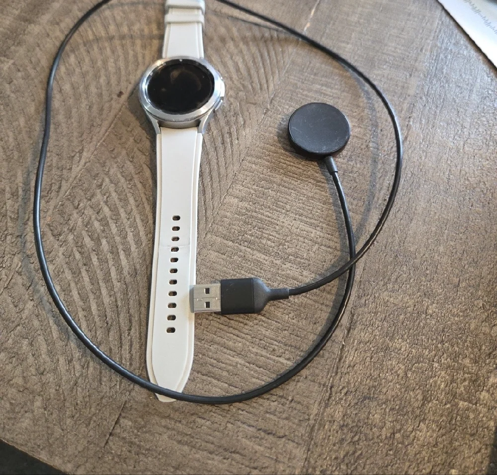 Samsung GALAXY Watch 4 Smartwatch (Rotating Bezel) Includes Charger